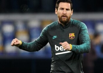 Messi, il papà a Barcellona per trattare l’addio. Il club lo veste con la nuova maglia