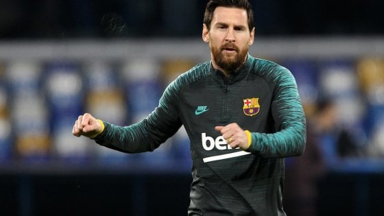 Messi, il papà a Barcellona per trattare l’addio. Il club lo veste con la nuova maglia