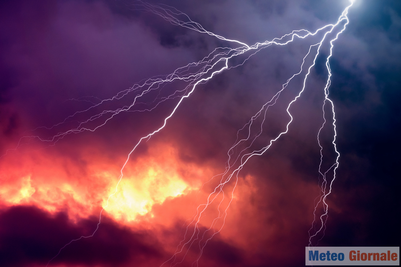 Meteo cambia da ovest, nel weekend primi temporali. Ma autunno lontano