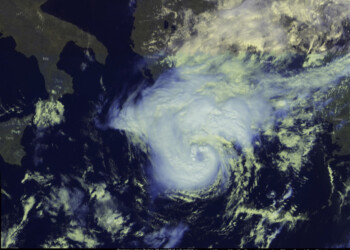 METEO: si forma un URAGANO sul Mediterraneo. Eventi davvero eccezionali?