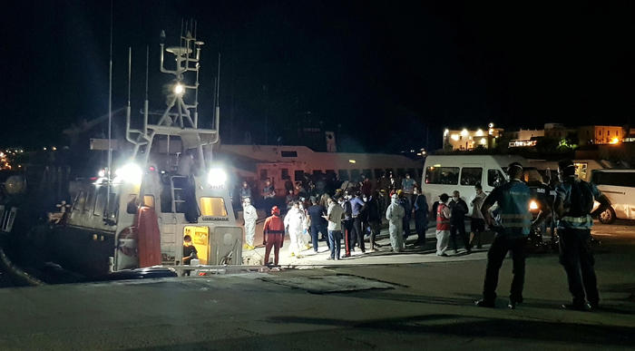 Migranti: 26 sbarchi in 24 ore a Lampedusa, è record