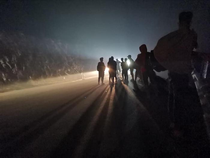 Migranti: incendio Lesbo, migliaia in strada attendono aiuti