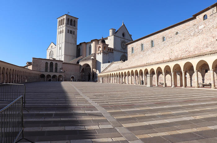 Migranti:porte basilica Assisi ricoperte da coperte termiche