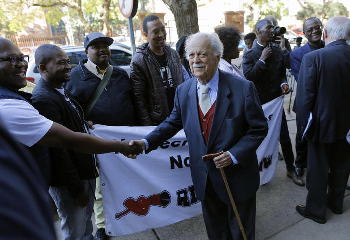 Morto George Bizos, avvocato e amico di Nelson Mandela