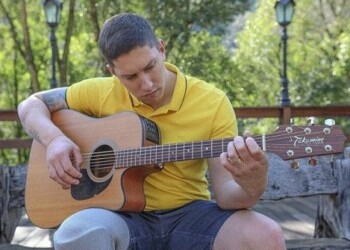 “Nel 2021 il mio primo tour musicale”: ex calciatore sopravvissuto alla tragedia della Chapecoense è ora una popstar in Brasile