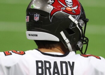 Nfl, Newton va di corsa, Brady intercettato, ma che fenomeno Rodgers. Molti team non si presentano all’inno nazionale