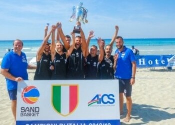 Niente palleggio e canestro abbassato, ecco il basket sulla sabbia