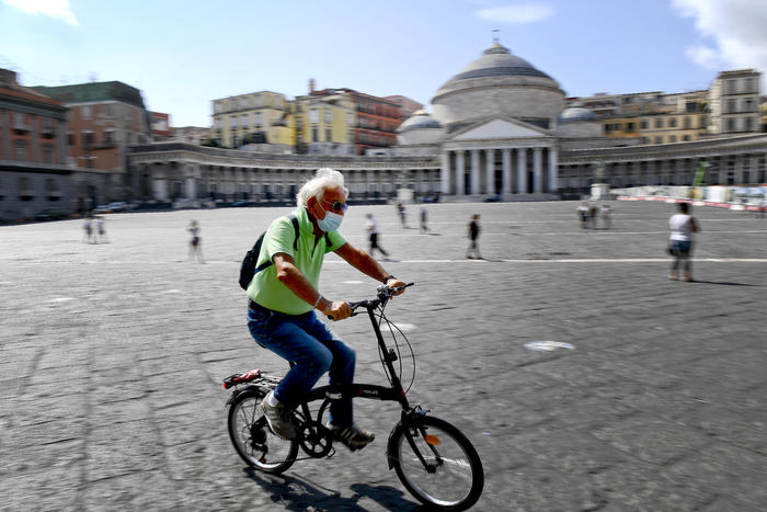 Non indossavano la mascherina, multe a Napoli