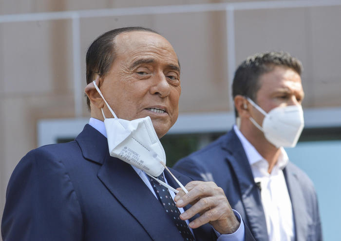 Nuovo tampone positivo per Berlusconi, prosegue isolamento