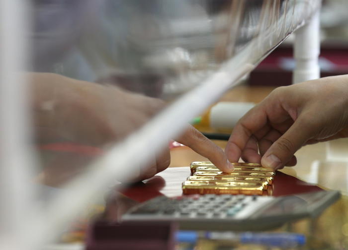 Oro: avvio stabile a 1951 dollari