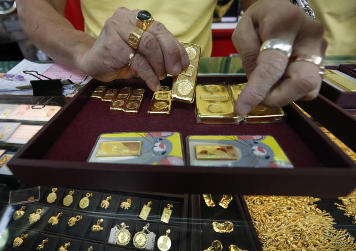 Oro: dollaro si rafforza, prezzo scende a 1.882 dlr l’oncia