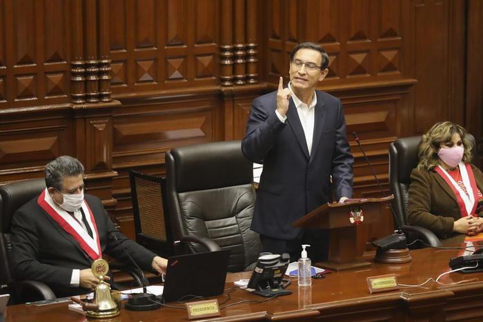 Perù, Vizcarra sfugge a impeachment