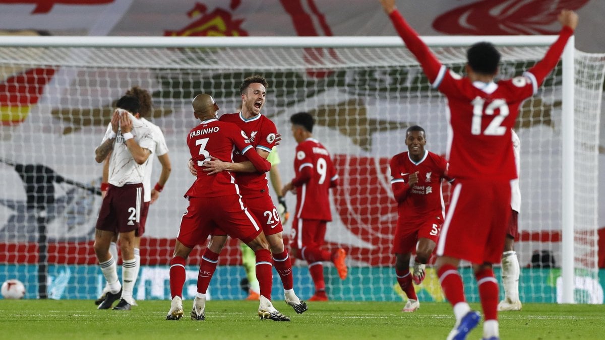 Premier, il Liverpool ribalta l’Arsenal e resta in vetta