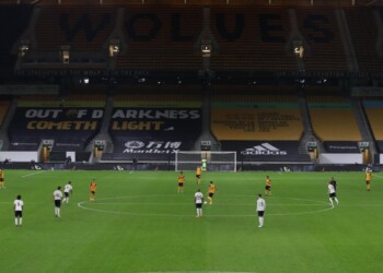 Premier League, aumenta l’allerta Covid: ”Slitta il ritorno dei tifosi negli stadi”