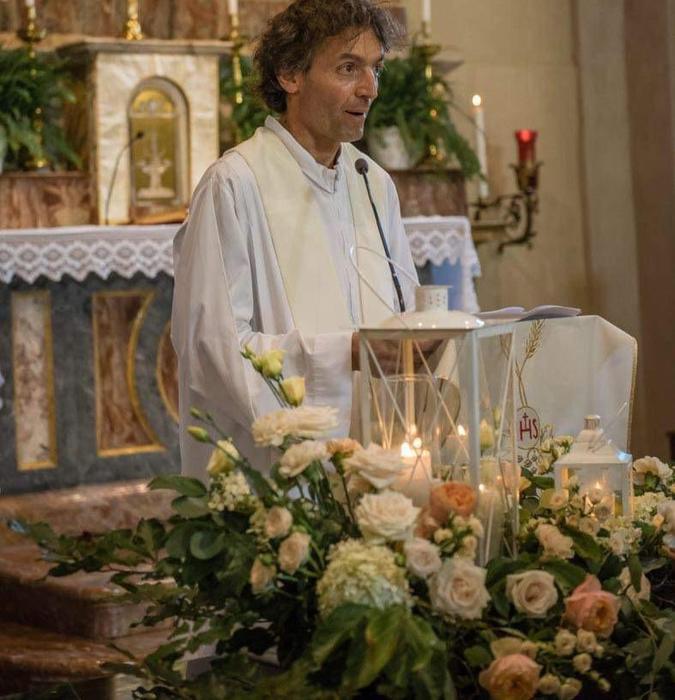 Prete ucciso a Como, centinaia di fedeli al funerale