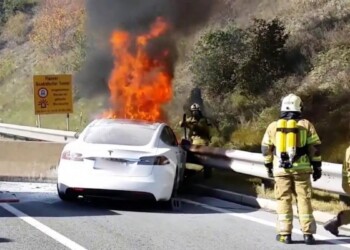 Quali rischi se l’auto elettrica s’incendia? Ecco i risultati dei primi test in Svizzera