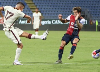 Roma dai due volti a Cagliari: rimonta da 2-0 a 2-2