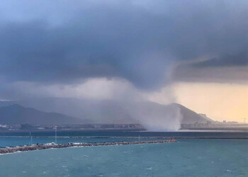 Salerno, ecco come arriva l’enorme TROMBA D’ARIA a colpire la città: VIDEO