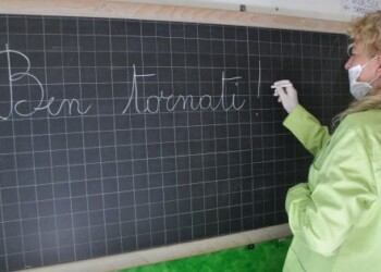 Scuola, l’attacco di Azzolina: “Basta propaganda, è da irresponsabili strumentalizzare l’educazione per un pugno di voti”