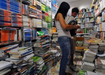 Scuola, libri più cari dell’1,5% e famiglie più povere. Per Federconsumatori è stangata
