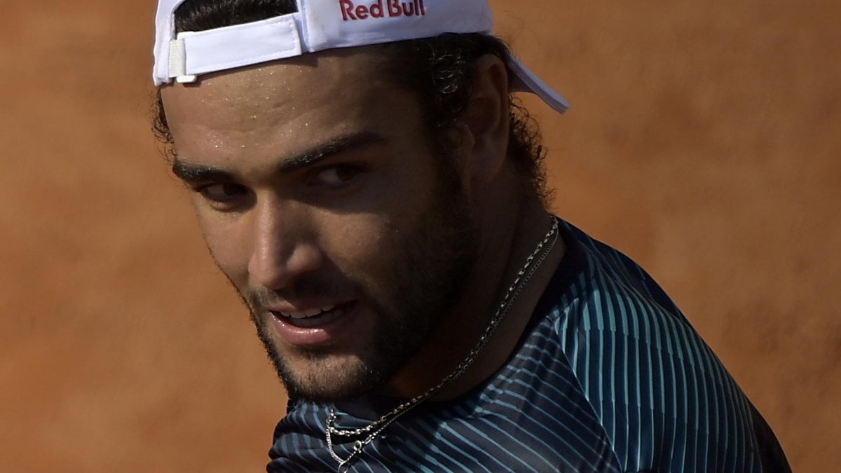 Tennis, Internazionali: Berrettini vince il derby con Travaglia e va ai quarti. Eliminati Sinner e Musetti