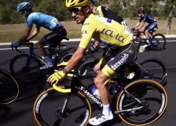 Tour de France, rifornimento vietato: Alaphilippe perde la maglia gialla. Simon Yates nuovo leader, tappa a van Aert