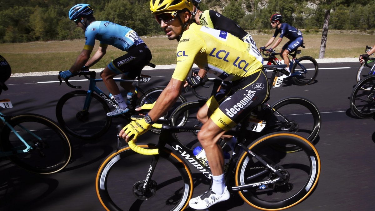 Tour de France, rifornimento vietato: Alaphilippe perde la maglia gialla. Simon Yates nuovo leader, tappa a van Aert