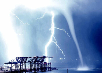 Tromba marina illuminata dal fulmine: catturato l’istante meteo perfetto