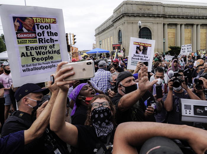 Trump accusa dimostranti a Kenosha, terrorismo interno