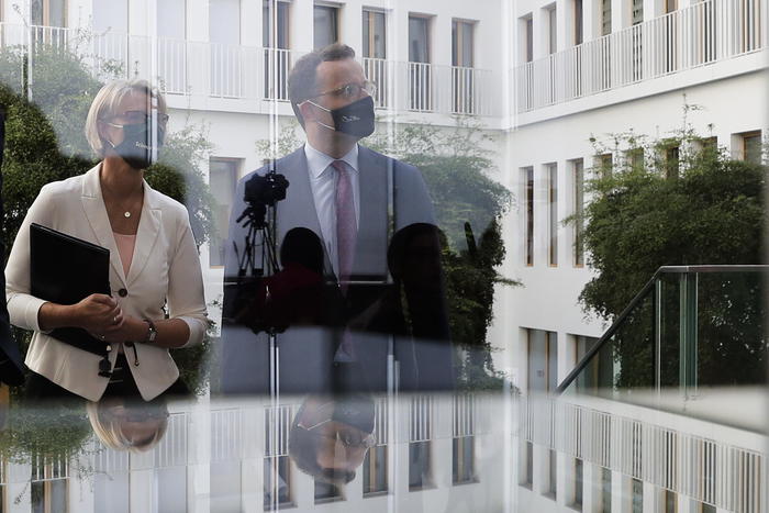 Trump, Usa avranno il vaccino nel giro di settimane