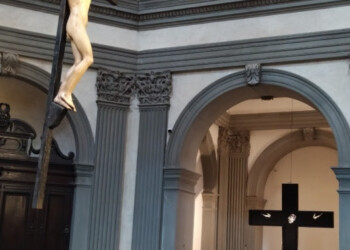 Il Crocifisso di Michelangelo e la Crocifissione di Puglisi in mostra nella Basilica di S. Spirito|Firenze