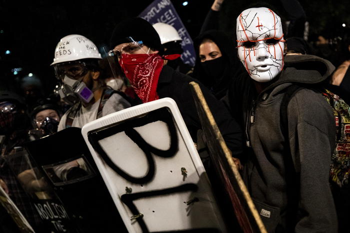 Usa: membro Antifa ucciso da agenti durante l’arresto