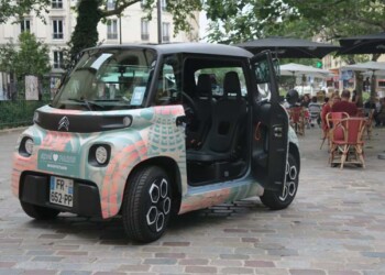 Venti auto dal design unico per il lancio del car sharing della Ami