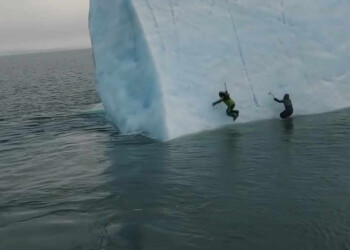 VIDEO incredibile. Ecco come finisce il tentativo di scalata di un ICEBERG