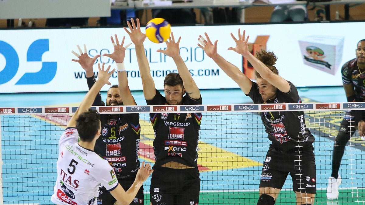Volley, Supercoppa: Civitanova piega Trento al golden set. E’ in finale con Perugia
