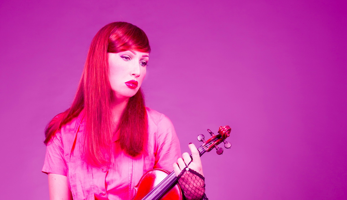 H.E.R., la prima violinista transgender italiana, venerdì sera live al Pigneto