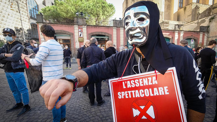 A Napoli corteo funebre lavoratori spettacolo