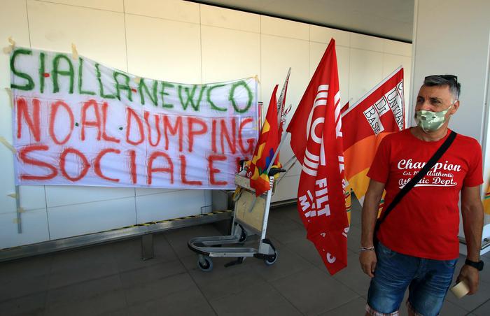 Alitalia: chiede cigs per 6.828 fino a settembre 2021