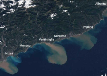 Alluvione e fiumi in piena: l’impressionante trasporto di fango sul mare