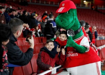 Arsenal, Ozil in campo per la mascotte Gunnersaurus: “Pago io lo stipendio”