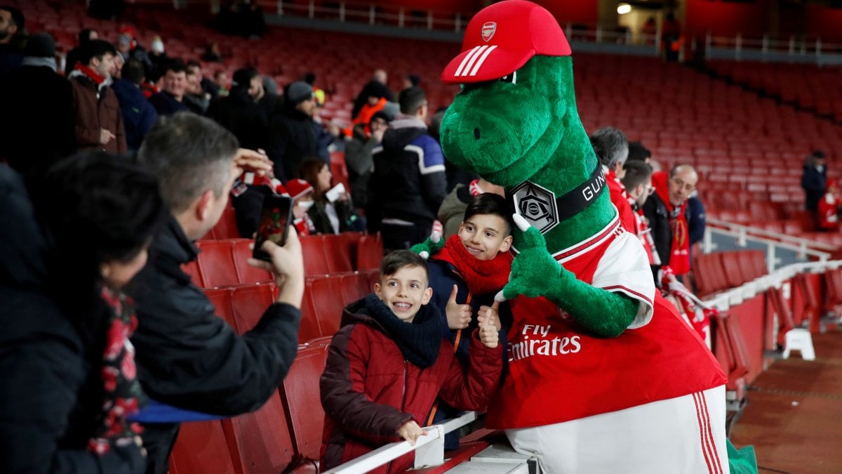 Arsenal, Ozil in campo per la mascotte Gunnersaurus: “Pago io lo stipendio”