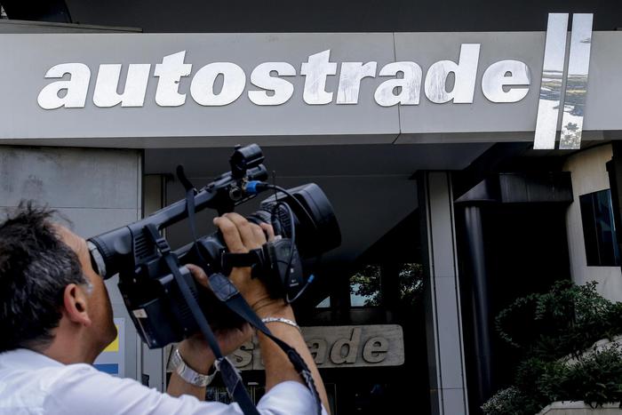 Atlantia scivola in Borsa, poi prova a contenere calo