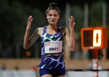 Atletica, notte da record a Valencia: Cheptegei re dei 10mila metri maschili. In campo femminile Gidey abbatte il limite dei 5mila