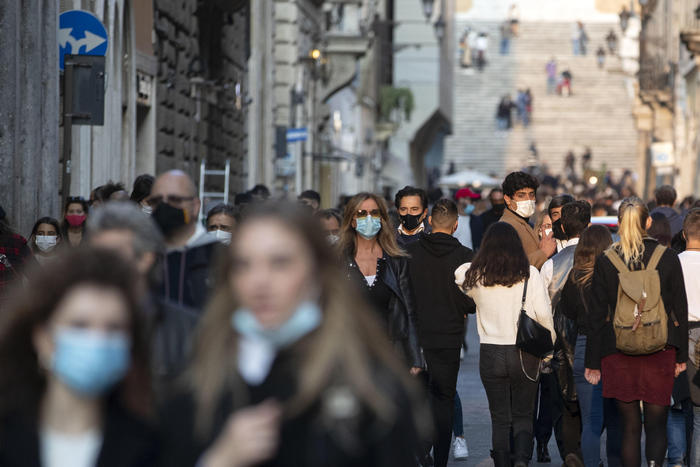 Balzo contagi, oltre 21mila in un giorno, 128 vittime