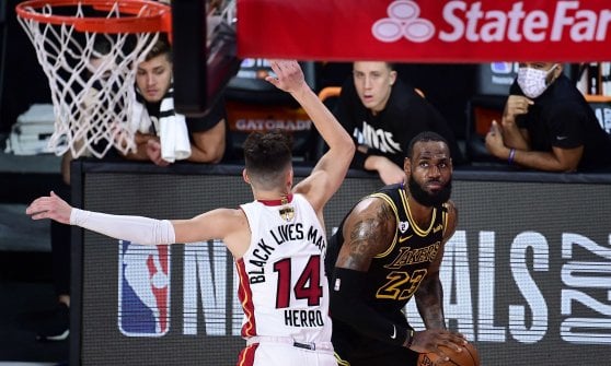 Basket, Finals Nba: Davis più LeBron, Miami non può nulla. Lakers sul 2-0