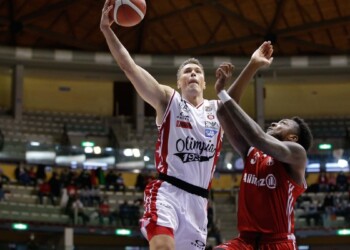 Basket, serie A: Milano domina a Trieste. Vincono Sassari e Brindisi, tonfo Venezia