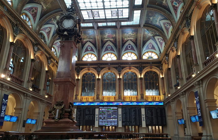 Borsa: Europa contrastata, giù auto e banche