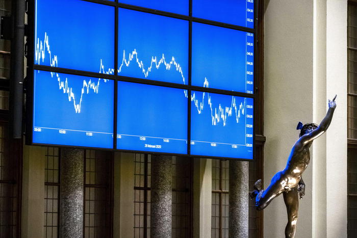 Borsa: Europa debole in attesa di Wall Street, Milano -1,4%