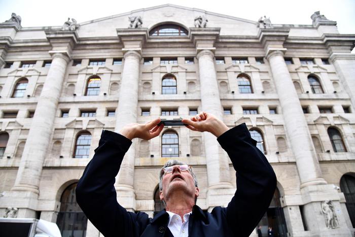 Borsa: Europa frena, Milano fuori da coro +0,5%