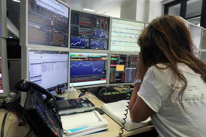 Borsa: Milano positiva con banche, scivola Atlantia